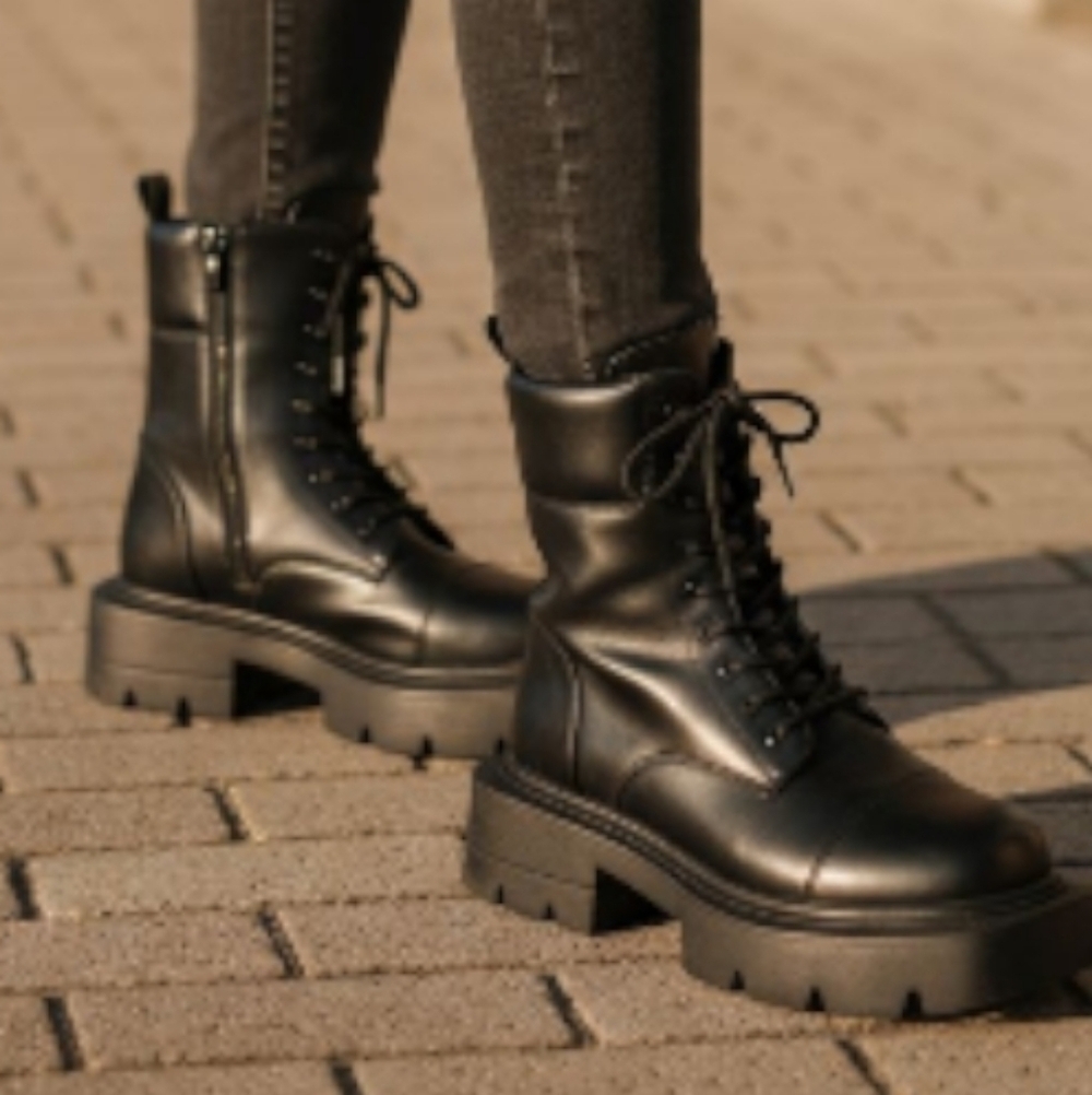 Rouge Womens Thick Sole Combat Platform Boots. Brand New In Box. - Picture 2 of 8